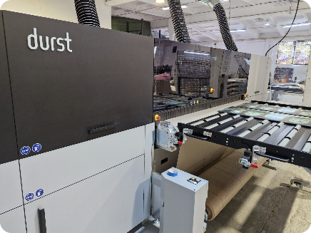 Maszyna drukująca Durst P5 w procesie produkcji dekoracji ściennych – nowoczesna technologia druku