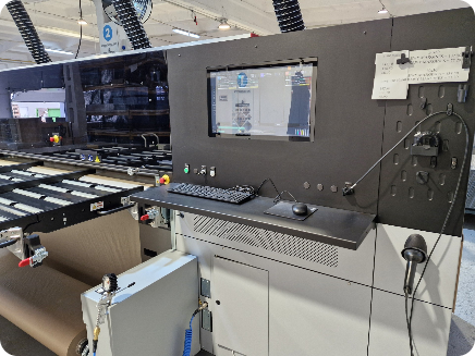 Panel sterowania maszyny Durst P5 – nowoczesna technologia druku dekoracji ściennych