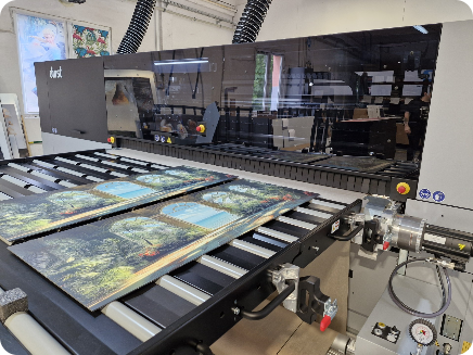 Maszyna drukująca Durst P5 podczas produkcji dekoracji ściennych – nowoczesny proces druku